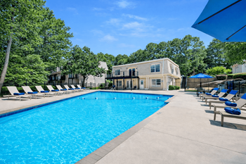 Maplewood pointe swimming pool & sun deck lounge